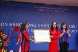 Trường Tiểu học Hạ Đình nhận bằng đạt chuẩn Quốc gia