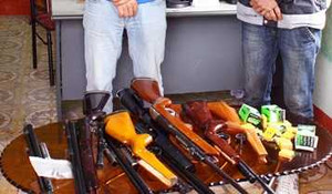 Bắt hai thủy thủ vận chuyển vũ khí về Việt Nam