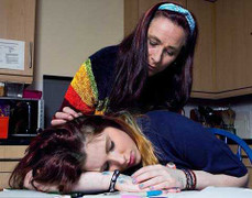 Thiếu nữ xinh đẹp ngủ một giấc tận 44 ngày