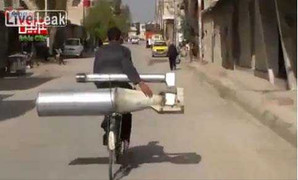 Clip: Đạp xe chở tên lửa giữa phố