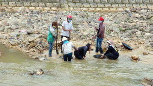 Học sinh đãi vàng trên sông A Vương