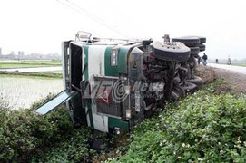 Tránh nhau, xe container cắm đầu xuống mương