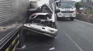 Xe khách bẹp dí sau tai nạn, nhiều người thoát chết