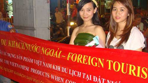 Nữ sinh mặc váy lá dừa tung tăng phố