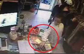 Nổi giận với clip mẹ dắt con vào shop trộm điện thoại