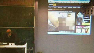 Giáo sư mất việc vì xem 'web đen'
