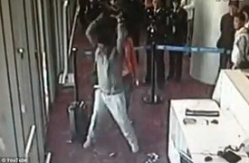 Giở thói côn đồ vì lỡ chuyến bay bị camera ghi lại