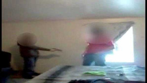 Clip: Cầm súng doạ bắn bạn nếu không hôn giày