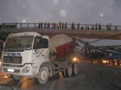 Xe ben 'hạ gục' 5 cột điện, giao thông ùn tắc