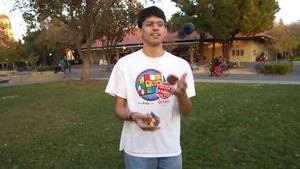 Giải rubic cực lạ bằng cách tung hứng