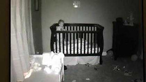 Bé con nghịch ngợm vừa yêu vừa 'quái' trong cũi