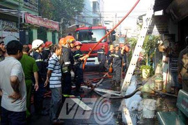 Cháy tiệm uốn tóc, hàng trăm người hoảng loạn