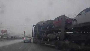 Xe siêu trường chở 10 chiếc ô tô đánh võng gây tai nạn