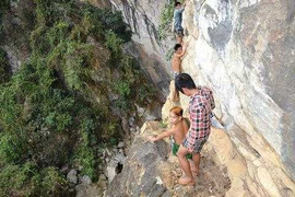 Rợn người cảnh đu vách đá săn dơi, én ở Sơn La