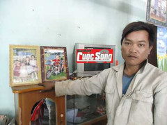 Vợ chồng mải bắt trăn khủng, bỏ lạc 2 con giữa rừng