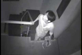 Trộm thản nhiên ngồi đếm tiền trong nhà nạn nhân