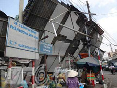 Lốc xoáy lạ, kinh hoàng giữa trưa nắng Sài Gòn