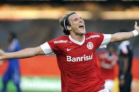 Cú đại bác không tưởng của cựu sao MU