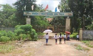 Chậm lương: Giáo viên vay tiền ngân hàng bị phạt