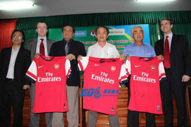 Chính thức: Arsenal đồng ý tới VN