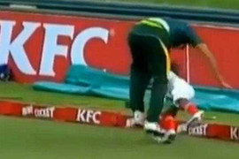 Người khổng lồ 2m16 va chạm nảy lửa với chú bé tí hon