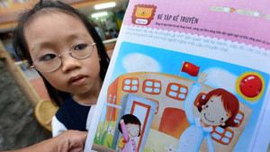 Sao cổng trường cắm cờ Trung Quốc?