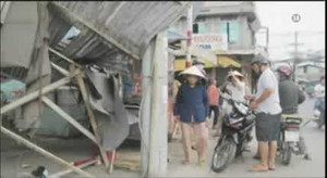 Video: Lốc xoáy quật đổ một quán ăn ở TP.HCM