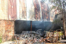 TP.HCM: Cháy xưởng nệm mút, khu dân cư náo loạn