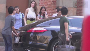 Hà Hồ nổi bật trên phố với siêu xe 10 tỷ mới tậu