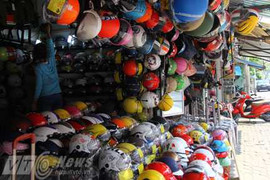 Vật vã, phân biệt mũ bảo hiểm ‘dỏm’