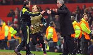 Cận cảnh thầy trò Sir Alex phản ứng dữ dội trọng tài