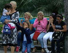 Clip, ảnh: Dân Venezuela đổ ra đường khóc thương Chavez