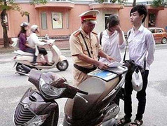 Sốt xình xịch với 'CSGT bụng phệ'