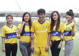 Công Vinh bị dàn hot girl vây kín