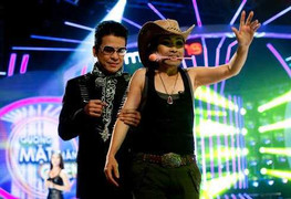 Nói nhiều, Phương Thanh bị phạt ngậm bút như trẻ con