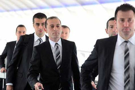 Hung thần MU cười tươi rói khi rời nước Anh