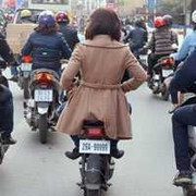 Hôm nay, phạt người đi xe đạp điện không đội MBH