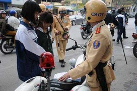 Công an đến trường nhắc học sinh đội mũ bảo hiểm
