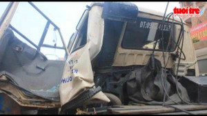 Clip: 3 hung thần đâm nhau, tài xế mắc kẹt trong cabin