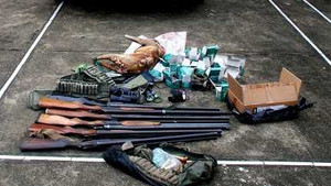 Thu giữ nhiều súng đạn 'khủng' của nhóm thợ săn