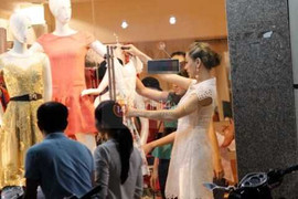 Clip, ảnh: Lâm Chi Khanh đi làm nail và mua sắm nội y