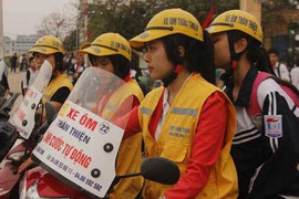 Ngắm dàn 'chân dài' làm xe ôm xôn xao Hà Nội