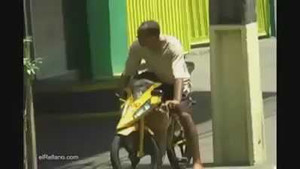 Xe đạp phân khối lớn lướt trên phố cực choáng