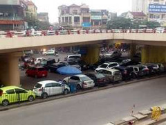 Ảnh: Những bãi xe 'xẻ thịt' gầm cầu thủ đô