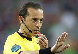 Trọng tài hung thần lại khiến MU sôi máu