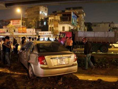 Xe tải húc bay xe 4 chỗ lên giải phân cách