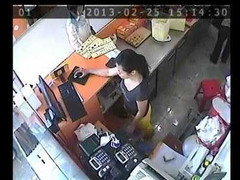 Clip: Vờ mua bánh, bẻ khoá xe máy bị camera ghi lại