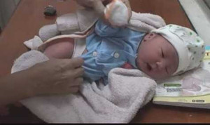 Đi lượm ve chai, 'nhặt' được em bé