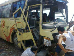 Hãi hùng xe khách nhào vào nhà dân,11 người bị thương