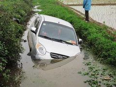 Tai nạn giao thông, ba ngày nằm dưới mương nước